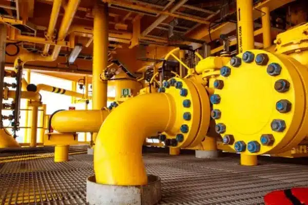 Industrial onshore plant with pipelines and flanges, highlighting Offshore Flanges vs Onshore Flanges: What You Need to Know